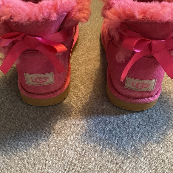 Pink Uggs size 6 - Picture 2 of 3
